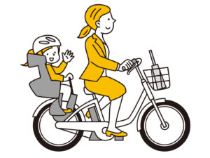 子供を乗せて自転車運転する女性